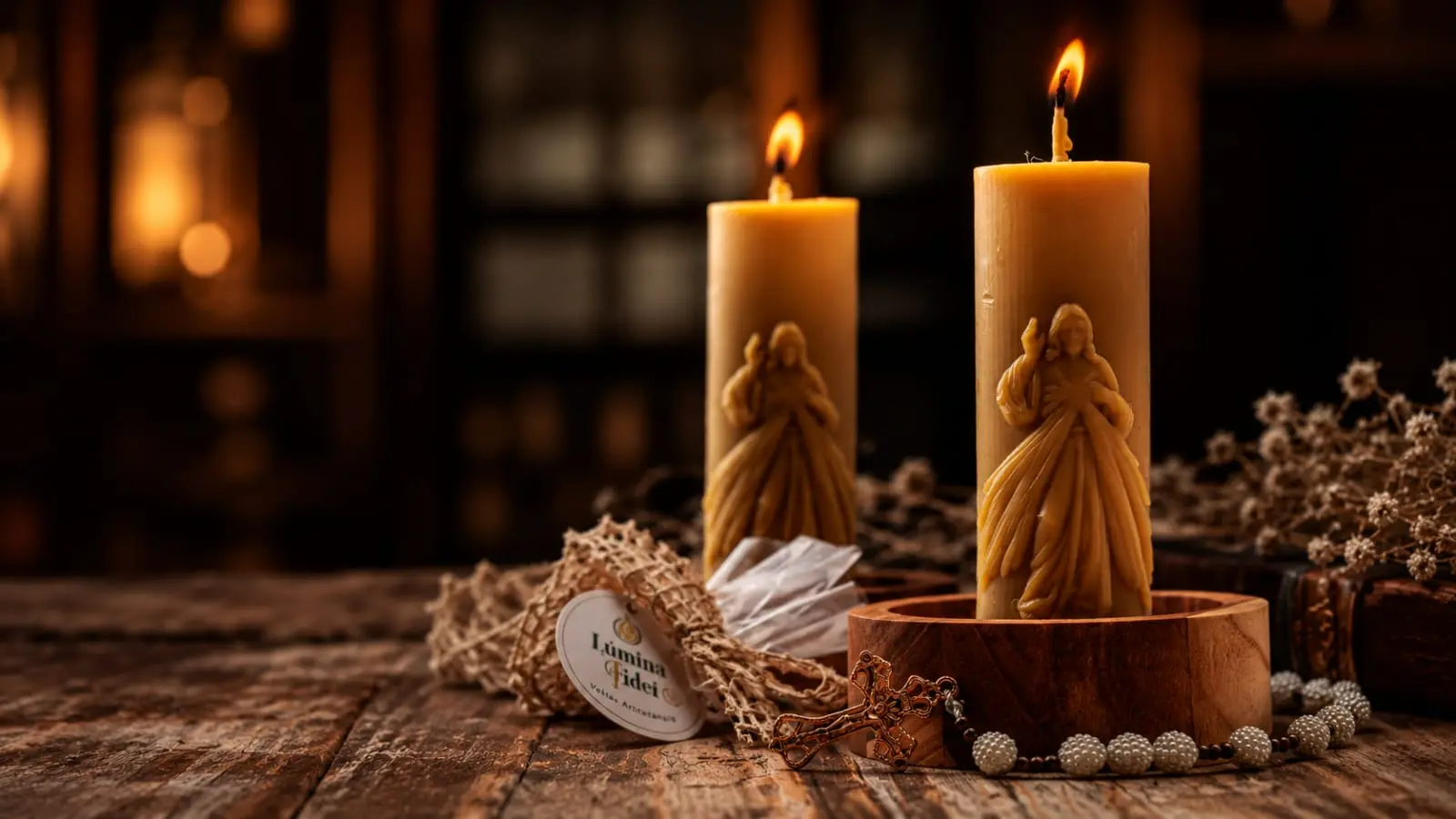 Velas artesanais de cera de abelha com a imagem de Jesus Misericordioso